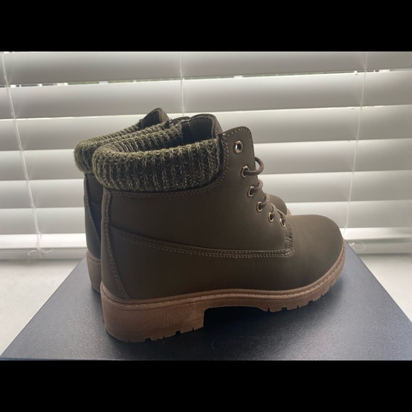 Army green laced up booties - Picture 2 of 3